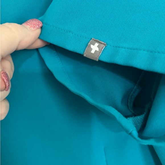 FIGS Catarina Scrub Top Teal Size S Medical Solid Polyester Rayon Spandex Top - Picture 5 of 6